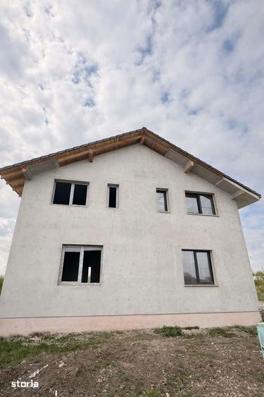 Casă cu 4 camere cu Teren 370 Mp în Ghiroda