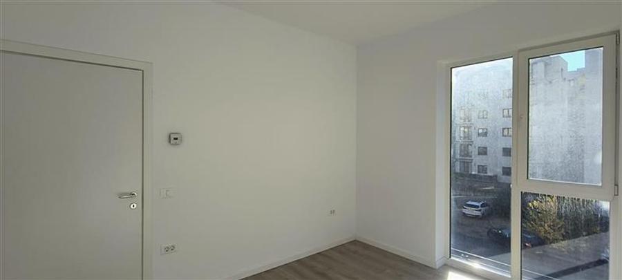 Apartament cu 3 camere nedecomandat în Aradului