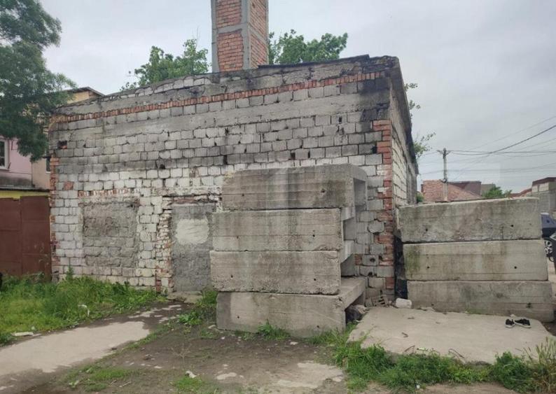 Teren 636 mp , front 21 m , hala demolabila , zona Brestei - 1