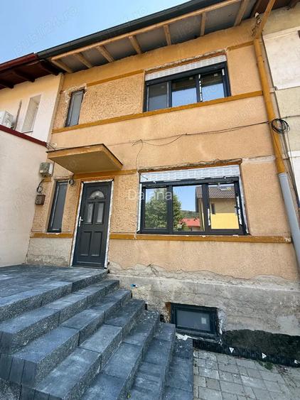 Vand casa renovata la gri in Re?i?a zona Lunca Vand casa renovata la gri in Re?i?a zona Lunca