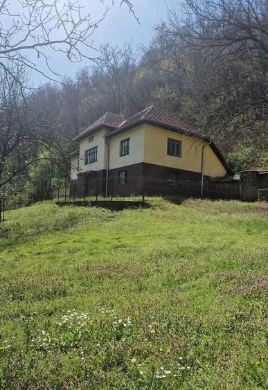 Vand casa in zona de munte, com. Podeni, jud. Mehedin?i. - 7