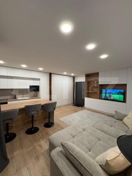 Apartament cu 2 camere semidecomandat, mobilat în Central