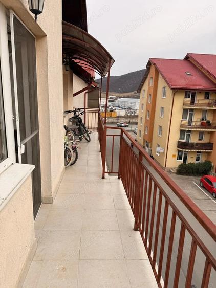 Apartament cu 3 camere semidecomandat în Florești