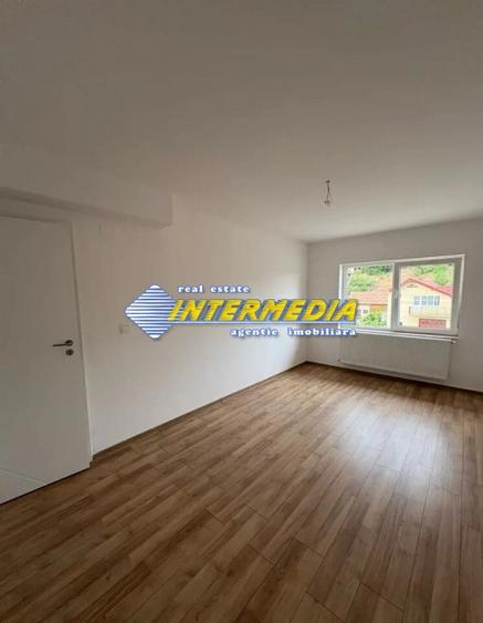 Duplex cu 4 camere cu Canalizare în Central