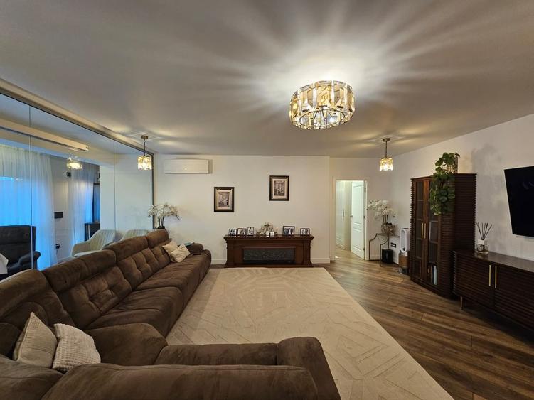 Apartament cu 3 camere decomandat, mobilat în Carrefour