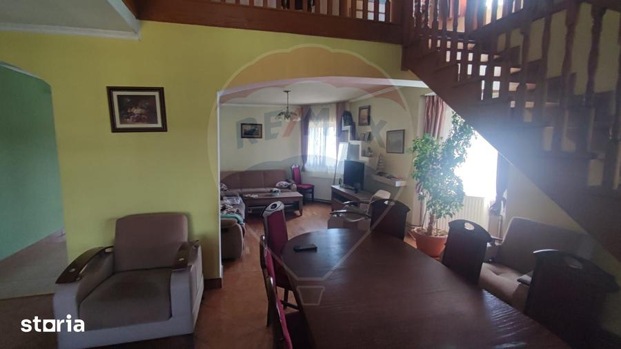 Casă cu 6 camere cu Teren 1484 Mp în Oșorhei