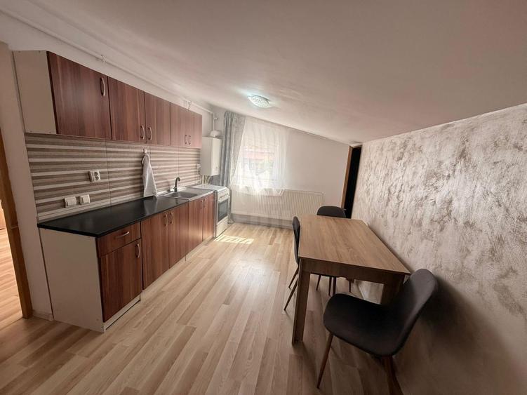 Apartament cu 3 camere semidecomandat în Florești