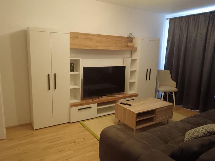 Apartament cu 3 camere semidecomandat în Griviței
