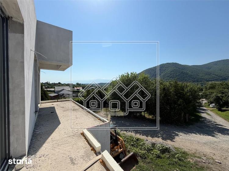 Casă cu 6 camere cu Teren 950 Mp în Valea Aurie