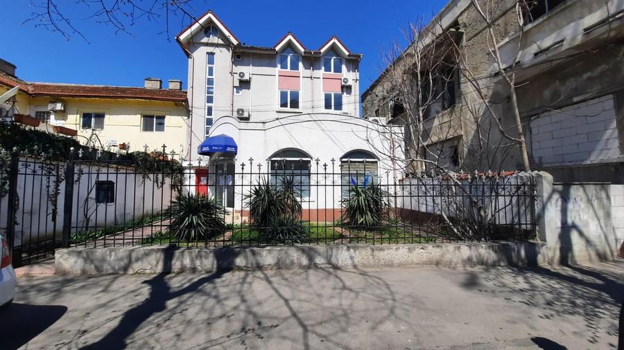 Casă individuală cu 10 camere cu Canalizare în Central