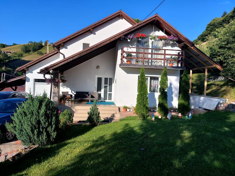 Casă individuală cu 7 camere cu Canalizare în Poiana Mărului