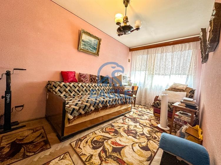 Apartament cu 3 camere semidecomandat în Central
