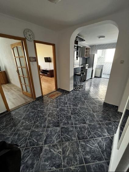 Apartament cu 4 camere semidecomandat în Rahova