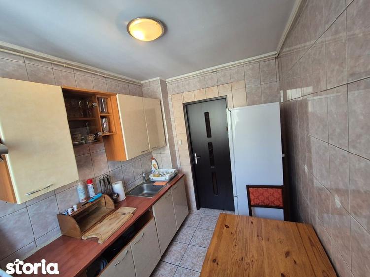 Apartament cu 3 camere semidecomandat, mobilat în Titan