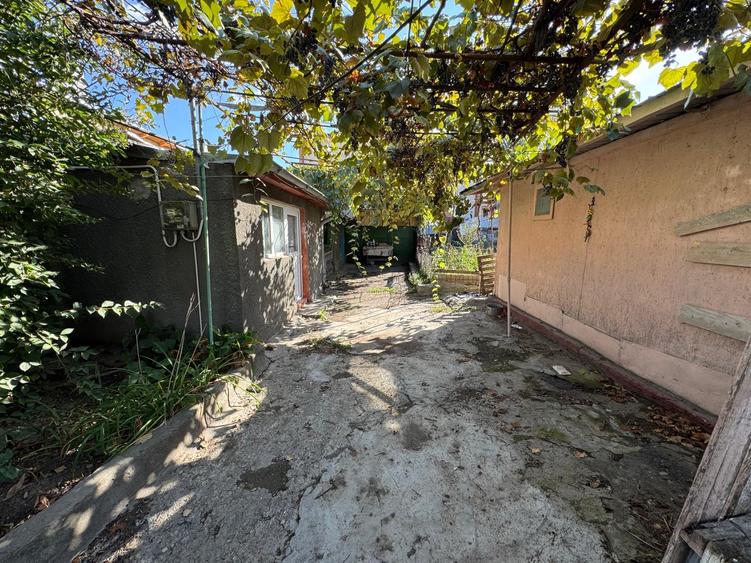 52.500 Euro- 293 m.p. teren si casa batraneasca in mun. Galati - 1