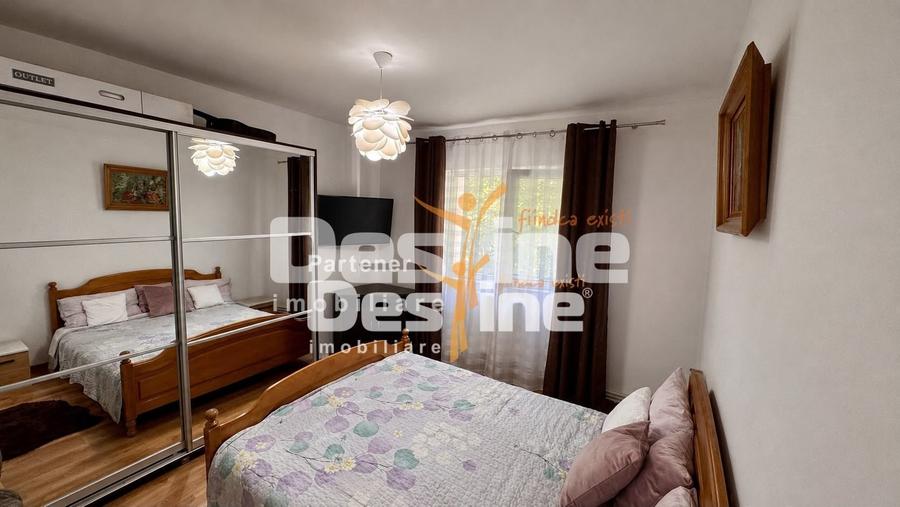 Apartament cu 3 camere semidecomandat, mobilat în Donici
