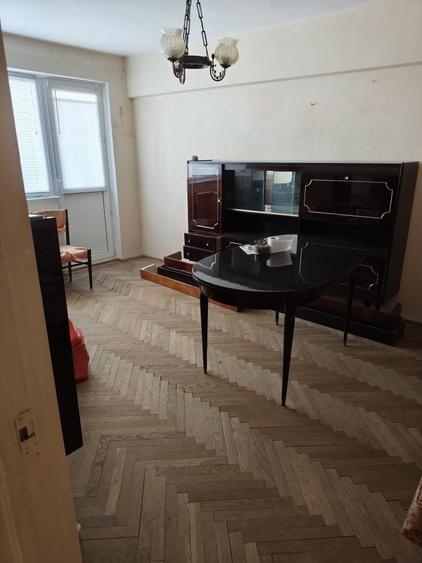 Apartament cu 3 camere decomandat în Sârbi