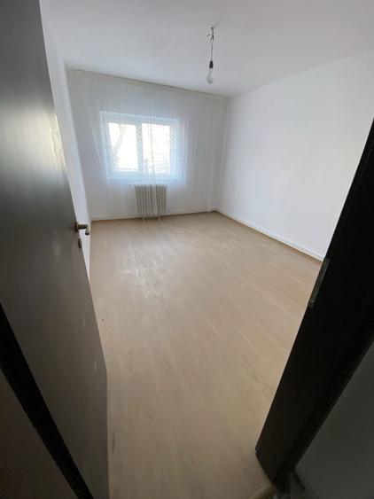 Vand garsoniera decomandata,parter scoala 11 - 3