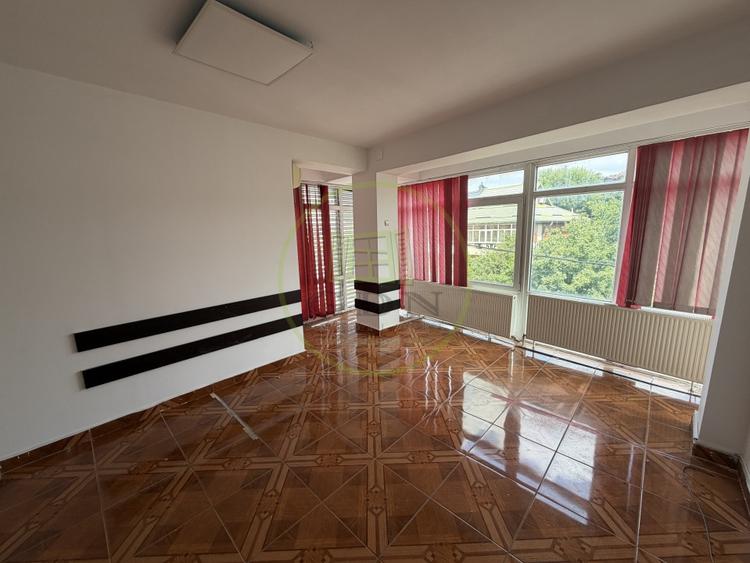 Spațiu comercial, de 307.85000610352 mp, în 1 Mai