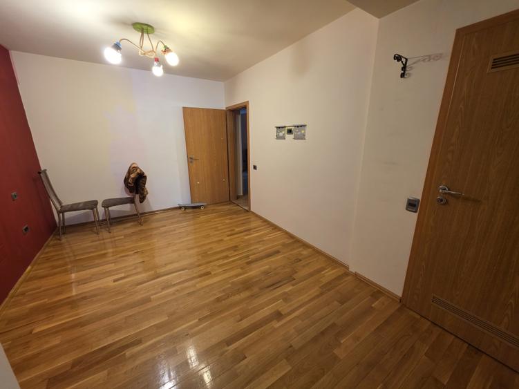 Apartament cu 4 camere decomandat în Medicină