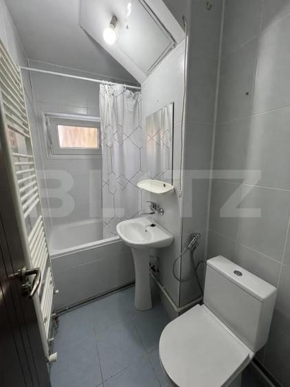 Apartament cu 3 camere semidecomandat, mobilat în Craiovița Nouă