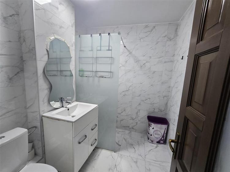 Apartament cu 3 camere decomandat, mobilat în Central