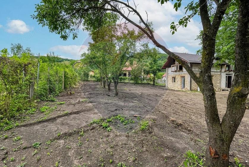 Casă cu 4 camere cu Teren 1381 Mp în Moldovenești