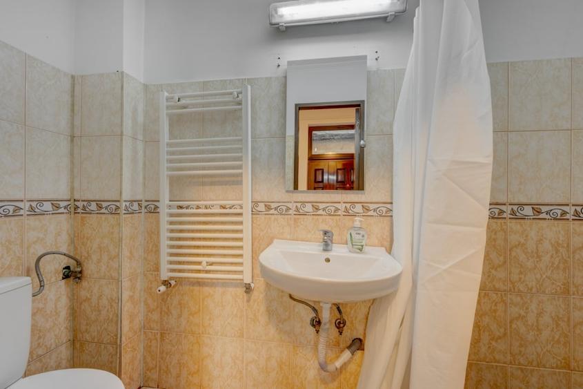 Casă individuală cu 4 camere cu Canalizare în Vitan
