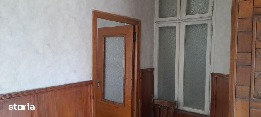 Casă cu 6 camere cu Teren 394 Mp în Central
