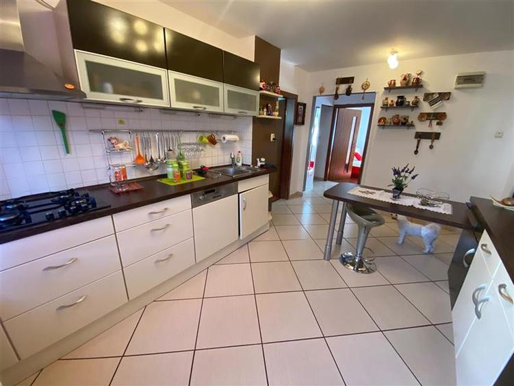Apartament cu 3 camere decomandat în Aradului
