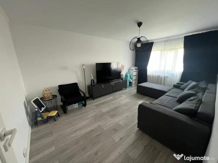 Apartament cu 3 camere decomandat în Rovine