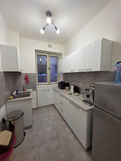 Apartament cu 5 camere decomandat în Calea Victoriei