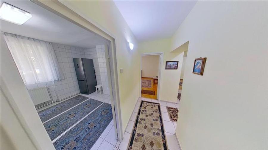 Apartament cu 3 camere decomandat în Astra