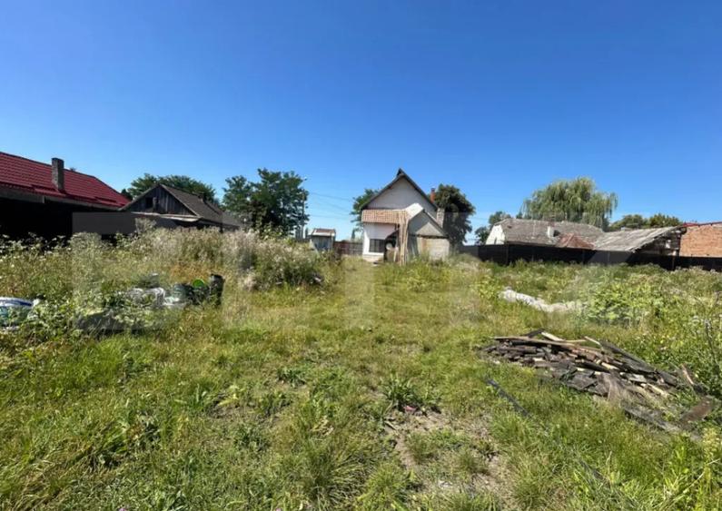 Teren ingradit si casa la rosu - 2