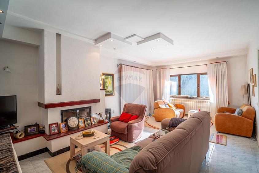 Vila cu 5 camere Sinaia, zonă liniștită, aproape de centrul statiunii - 1