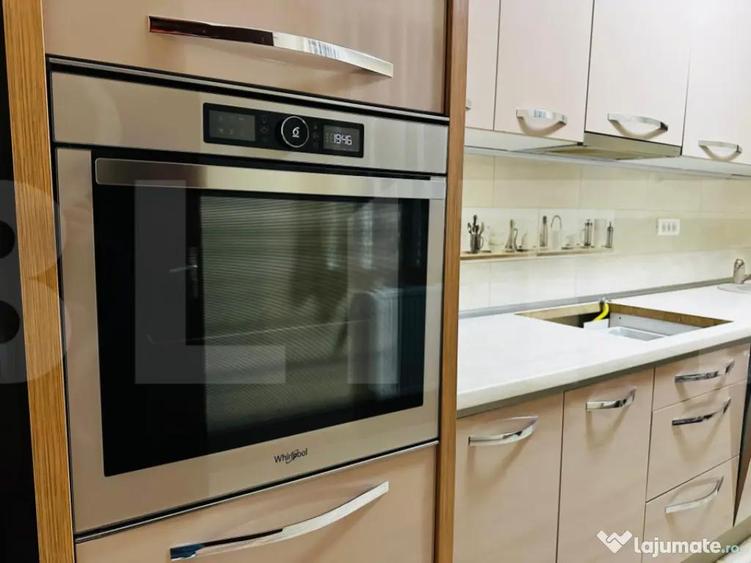 Casa spatioasa cu 5 dormitoare, doua bucatarii si teren de 1 - 15