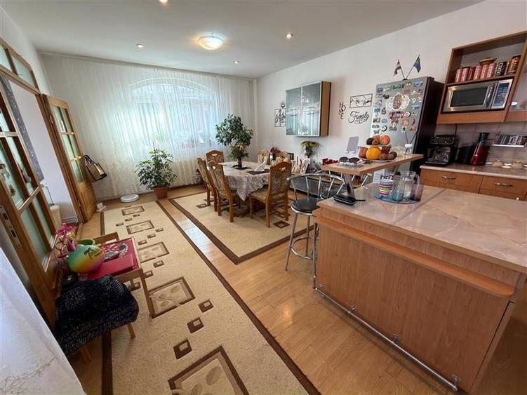 FILM& 3D!Proprietate duala distinctiva: showroom,birouri,locuinta,venit pasiv, i - 24