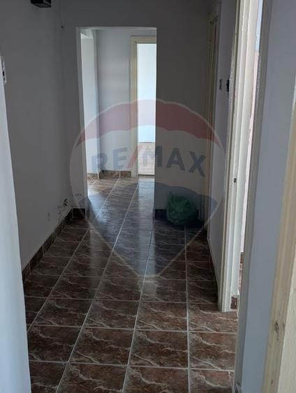 Apartament cu 3 camere de vânzare în zona Periferie - 1