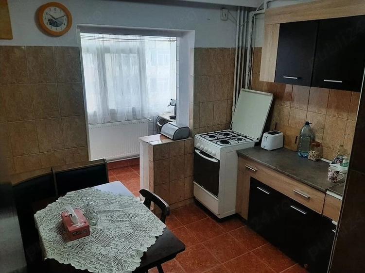 Apartament cu 3 camere decomandat în Eremia