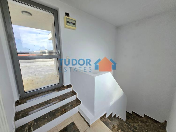 Elegant Multi-Level Home with 4 Bedrooms and Expansive Terraces in Green Lake - 22