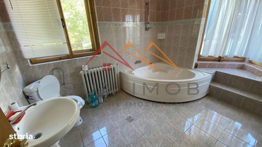 Vila de vanzare, teren 3100 mp, 7 camere, 6 grupuri sanitare, 3 CT, an - 20