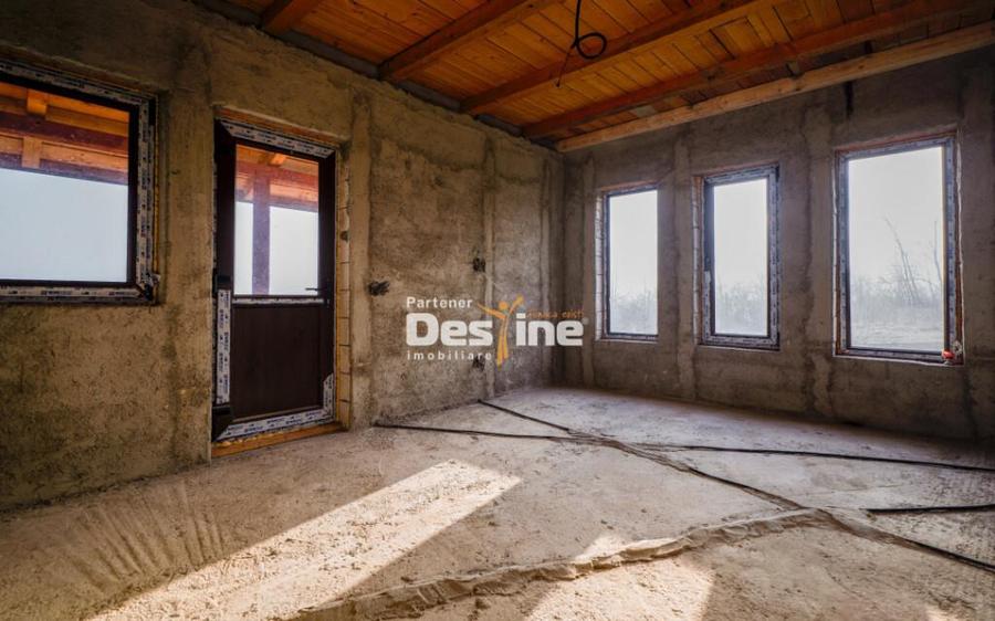 Casa individuala la ro?u cu utilia?i ?i 570 mp teren C - 10