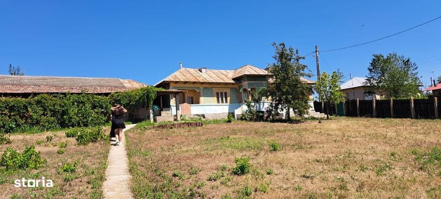 Casa locuibila , curte de aprox.2500 mp - 1