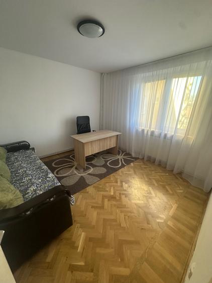 Apartament cu 3 camere decomandat în Noua
