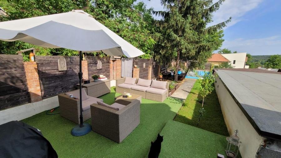Casă individuală cu 8 camere cu Canalizare în Sărărie