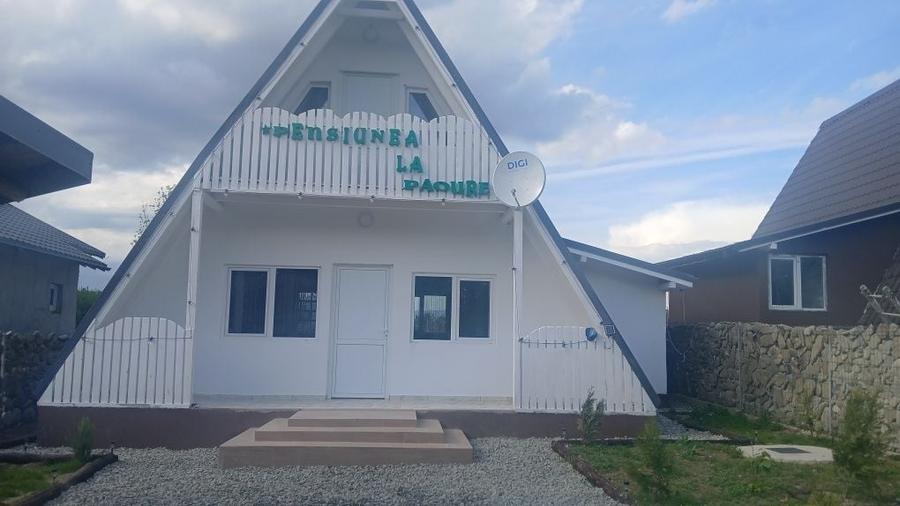 Vind casa de vacanta tip A situata intr-o zona superba in zona valenii de munte accept variante mai mult detalii sunati la telefon - 7