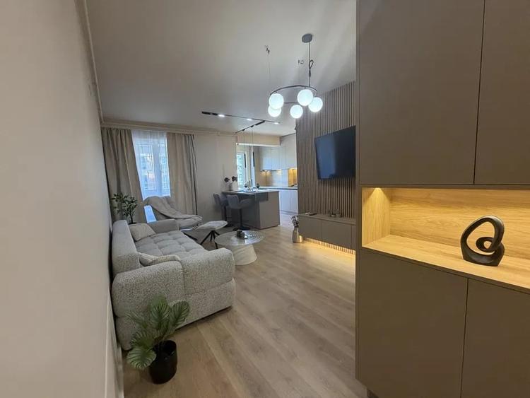 Apartament cu 3 camere decomandat, mobilat în Florești