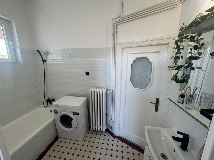 Apartament cu 3 camere semidecomandat în Rosetti
