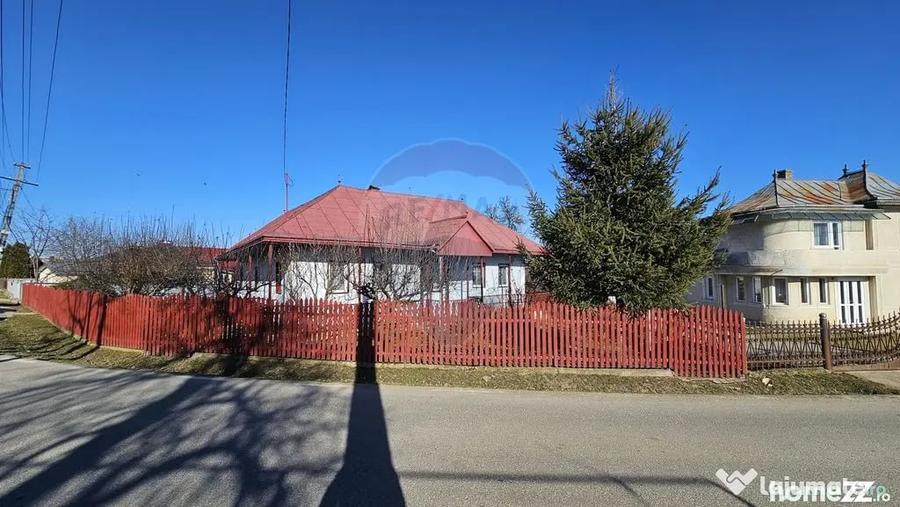 Casă cu 3 camere cu Teren 4900 Mp în Central
