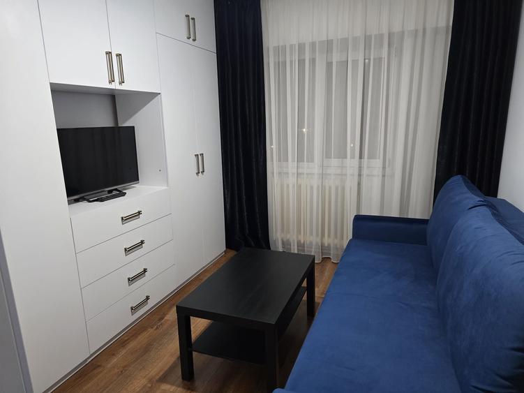 Apartament cu 3 camere decomandat în Exterior Vest